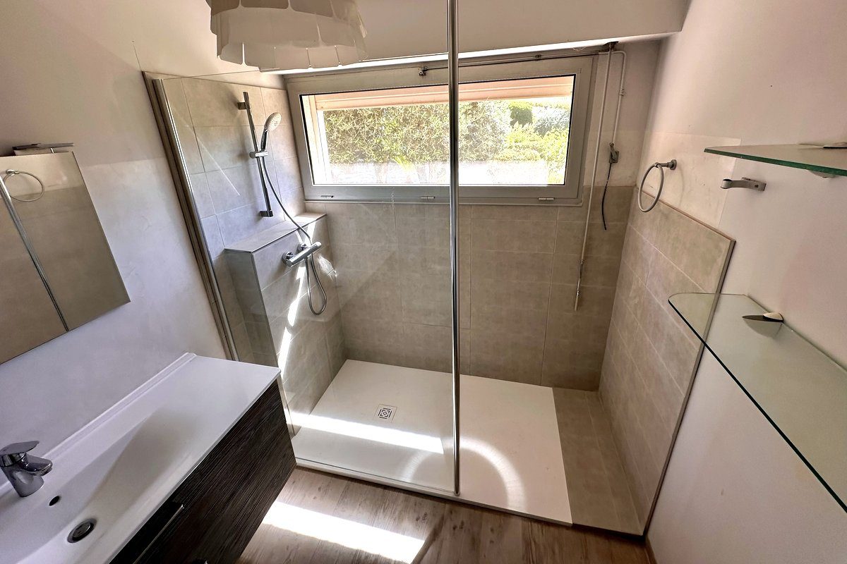 Douche de plain-pied avec receveur extra-plat